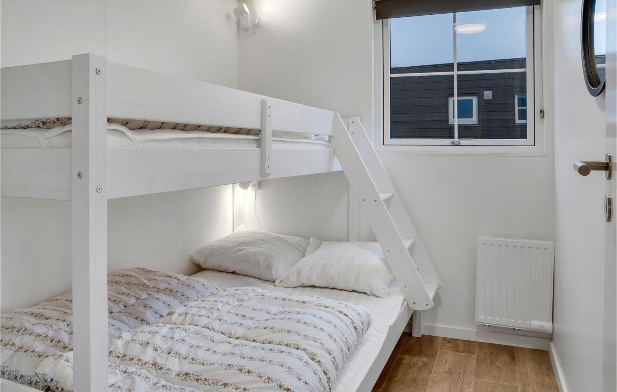 2 Bedroom Nice Apartment In Vaeggerlose Bøtø By Екстериор снимка